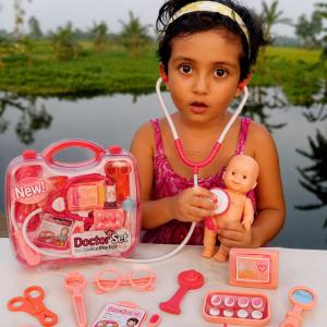 Kids Medical Doctor Play Set with Portable Suitcase Case for Boys & Girls (Pink) চিলড্রেনস পোর্টেবল পিংক ডক্টর সেট - বাচ্চাদের চমৎকার মেডিকেল প্লে টয়